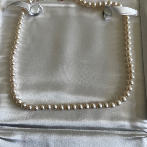 18” White Pearl Necklace - Picture 7 of 11